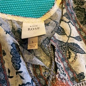 Size L patterned shirt